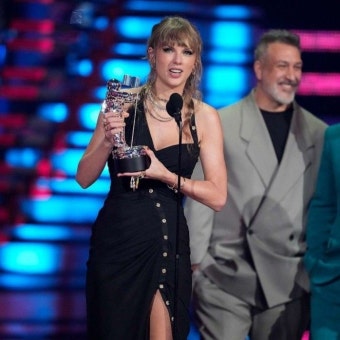 taylor swift 에 있는 eve  #1 josh hutcherson fan님의 핀 - 2023 | 테일러 스위프트, 억만장자, 음악