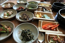 건물이었지만 시간도 이 집을 비켜가지는 못한 듯하다. 지리산 천은사 가는 길목에 있는 초가원가든. 이 집은 원래 산책… | 식품 아이디어, 음식