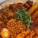 영원한 분식 떡볶이🥰 두끼가 더욱 고급진 분식으로 탄생했어요... 튀김플레터와 달달한 고구마와 감자튀김은 버터갈릭소스에 찍먹해... 