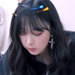 얼굴이 빛인 사람들에 있는 하영 김님의 핀 - 2023 | 여자들, 사람들, 유명인사