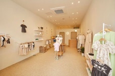 베이지톤 따뜻한 분위기의 13평 아동복매장 인테리어 (고양 덕양구 신원동)