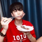 1+한우라 그런지 입에서 녹는다아 ,,(=´∀｀) 인터넷으로 소고기 처음 시켜봤는데 생각보다 너무 신선해서 놀랐던 🤭... 