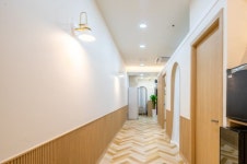 40평 미용실인테리어 공사현장 마감 - 사무실인테리어 디자인 공사 비용견적 플랫폼 | Home decor, Decor, Stairs