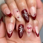 24Pcs 신선한 빨간색 귀여운 활 체리 프레스 온 손톱 핑크 아몬드 프랑스어 네일 아트 가짜 손톱 3D 진주 실버 리본 거짓 손톱 팁