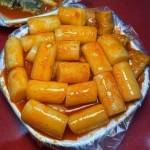 만드는 떡볶이. 맛없을 수 있을까? 의심의 여지없이 맛있는 맛이다. #서강쇠떡볶이 #푸글_신사 오동통한 가래떡. 철판에 양념을... 