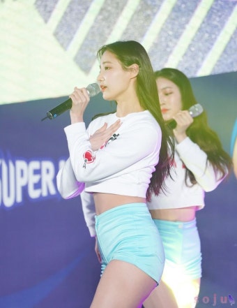180408 한국태국 여자배구 올스타 슈퍼매치 모모랜드 연우 | 예쁜 한국 여자, 올스타, 연예인 180408  한국태국 여자배구 올스타 슈퍼매치...