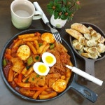 #왕이모네떡볶이 매콤,달콤,맛있는 떡볶이 간만에 먹으니 진짜 맛나네욤  왕이모네 떡볶이는 밀떡,어묵,쫄면사리,만두,소스에 송송썬 파까지... 