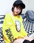 이미지: 사람 1명 | Fashion, Graphic sweatshirt, Sweaters