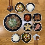 오늘은 늘 그렇지만 더 든든하게 먹어야 하는 날❤️ 골목식당 보다가 뛰쳐나가지 않으려면 꼬기 먹어야 함ㅋㅋㅋㅋ 돼지고기 앞다리살... 