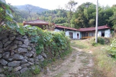 작은 시골 마을의 가을은 저 만치