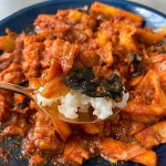 #춘천닭갈비#닭갈비 깻잎이 듬뿍들어있어 풍미가 좋은 닭갈비! ⠀ 닭갈비의 성지~~ 🐔 춘천 명동닭갈비 골목에서... 