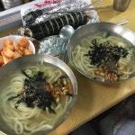 창원미식가 창원맛집’s Instagram post: “🍲 🍲창원 칼국수맛집 #반송칼국수 🍲나른한 주말에 시장 칼국수 어때요! 🍲뚱땡이김밥도... 