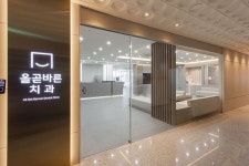 올곧바른치과 - 내집 같은 편안함 - 디자인투플라이 | 인테리어, 병원 디자인, 디자인