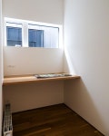 木のカウンター、整理された収納棚を見て、この書斎の機能性に思いを馳せる。... 