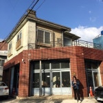10.22 Photo by yuyu yeonhwa_bakery 오늘은 바람이 너무나도 많이 불었던 날이었어요 강풍경보 재난... | 빈티지 카페 디자인, 건물, 건축