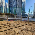 Pin page 이지데코 on Instagram: 나무 놀이대 자작나무 놀이대 자작 조합놀이대와 스텐 3단 철봉 복산 초등학교 놀이터 https://m.... 