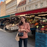 유지 di Instagram 하벨시장에서 내일 아침에 먹을 과일도 사고, 광장에서 곰이랑 뽀뽀(?)도 하고 ㅎㅎㅎㅎ♥️