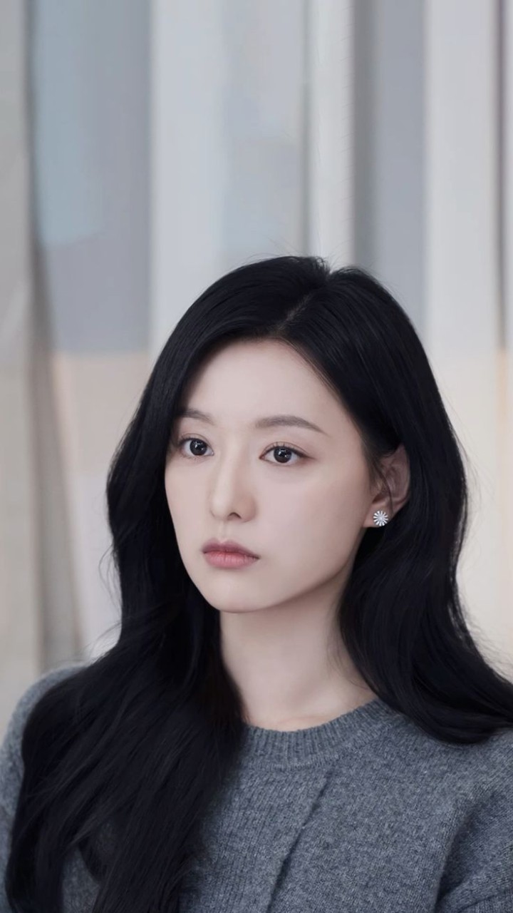 배우 김지원, 열정적인 활약 속 화려한 빛 발산 