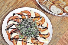 토마토 카프레제 홈파티요리 만들기 : 네이버 블로그 in 2020 | Decorative plates, Plates, Decor