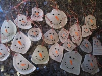 Sea glass snowmen #seaglassjewelry #seaglassart | 크리스마스, 아이디어, 도자기 페인팅