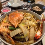 둘이서만 꽃게찜을 먹어서 이번엔 엄마랑 다같이 꽃게파티-♥ . 확실히 숫꽃게로 하니 살이 통통하니 너무 맛있었다😻 새우랑 홍합도... 