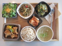 고슬고슬 맛있게 지은 현미밥, 잘-익은 김치, 상큼한 양파드레싱 샐러드까지!! 맛좋은 오늘의 밥상 드시고 힘내세요-! | 양배추 김치, 음식, 건강한