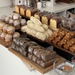 Bakery Displays에 있는 Nina نينا님의 핀 | 음식, 카페 음식, 베이커리