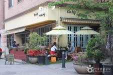 Bojeong-dong Café Street (보정동카페거리) : VISITKOREA