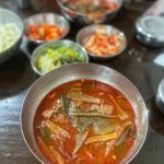 Instagram의 @shalala_sso님: “칼국먼저 잡쏴 칼국말 밥 말 깍둑 김치 #나물3종반찬 한번씩 리필 . . . 맛집 델쿠가면 고맙습니다 하던 그가... 