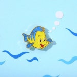 [Disney]Ariel_플라운더 뱃지 | 디즈니, 아이디어, 악세사리