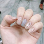 SH_35와 25번 비쥬스티커 사용해보았습니닷💁 베이지 컬러에 35번 톡톡... 비쥬스티커는🤗 네일에 올리면 마치 쥬얼리를 올린듯한 입체감과... 