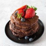 These delicious chocolate protein pancakes taste just like brownies! But despite tasting amazing,… | Chocolate protein pancakes... 