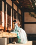 진솔나래 | 💚 진솔나래 화보 속 분홍, 청록 색상의 [은박 잔꽃 오로라] 치마와 함께 청록색으로 포인트를 준 촬영 속 한복은 청록색... 