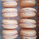 MAILLET 마얘, 서초구 사평대로 22길14 on Instagram: “Macaron Pêche de vigne, safran 루비복숭아 & 샤프란 마카롱” | 식품... 