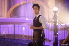 모두 함께 기다린 찐배우 김수현, 호텔블루문 사장되던 날