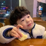 조한솔(라찬맘) no Instagram: “- 병원갔다가 정말 식빵만 사가려고 했는데... 빵 계산하고 있을때🥖 앉아서 먹고 가자구... 