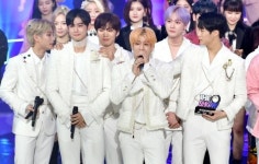아스트로, 데뷔 첫 1위에 무대는 눈물바다