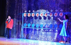 제6차 4월의 봄 인민예술축전 참가자들의 태양절경축공연 진행