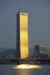 노을 진 한강 뒤에 우뚝 선 63빌딩