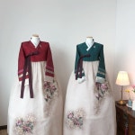 감성한복 l 부천한복 부천한복대여 on Instagram: 어머니들이 좋아하시는 꽃자수치마✲ 치마에 포인트가 들어가서, 저고리는 심플하게٩... 