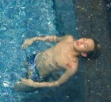 G-Dragon (지드래곤) hanging out at a the pool in Thailand. [Fan Taken] | G dragon fashion, G dragon, Bigbang g dragon