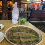 슴슴한 메밀전도 너무 맛있고, 새콤 매콤한 명태회막국수도 존맛♥️ . 요즘 핵인싸 두꺼비 한방울잔까지🐸 낼도… - 2021 | 술