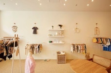 베이지톤 따뜻한 분위기의 13평 아동복매장 인테리어 (고양 덕양구 신원동)