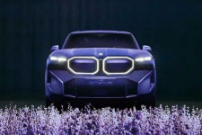 “이런 건 처음 봤어요”..BMW 공개한 럭셔리 자동차, 세차는 어떻게?