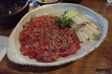 가로수길 술집 추천, 신사역에서 고소하고 맛있는 육회를! 유쾌한접시 | 식품 아이디어, 식당