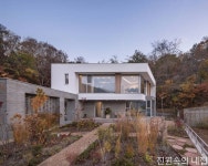시골에서의 삶과 자연이 주는 기쁨이 어우러진 집 > HOUSE | 전원주택이 있는 월간 전원속의 내집 | 집 스타일, 집, 벽돌 집