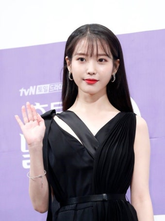 연말 맞아 조손가정 아이들에 1억원 또 쾌척한 '기부천사' 아이유 | 연말, 머리, 가수