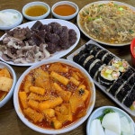 여기는 순대가 찐이었다🥺 겁나 찰짐! 막장이랑 먹는 건... 김밥도 집에서 싼 것 같은 친근한 서타일, ,,♥ 족발 다 팔려서 못 시… | 게