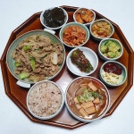 한솥 끓였던 오징어국에 돼지불백한상 차려줬던 지난밥! . 오이고추된장무침, 무생채, 명이나물 어묵볶음, 오이무침, 호박볶음에 쌈도... 