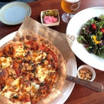 피자+그린샐러드+베이컨 크림파스타+수제생맥주 냠냠!!🍺 오랜만에 먹은 화덕피자였는데 짭쪼름한 맛에 노릇노릇하고 끝부분은... 